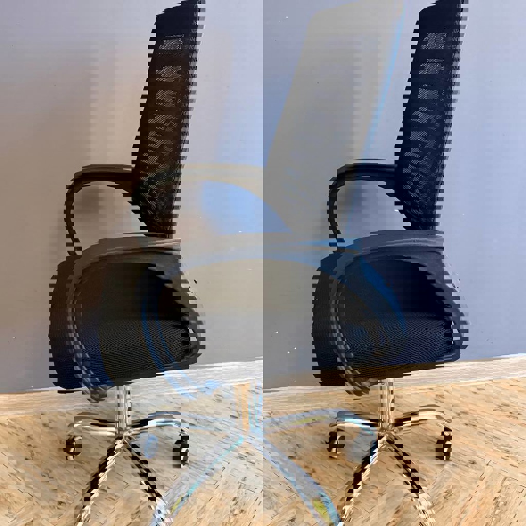 Компьютерное кресло с повреждениями