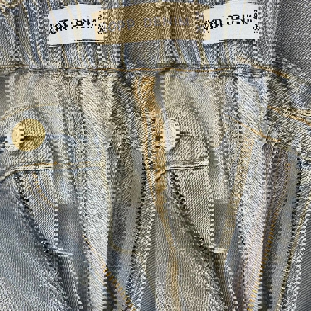 Приталенные джинсовые брюки