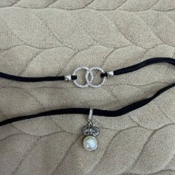 Кулон на шнурке и бусы - фото 3