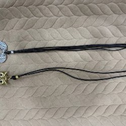 Кулон на шнурке и бусы - фото 4