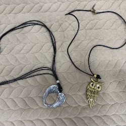 Кулон на шнурке и бусы - фото 5