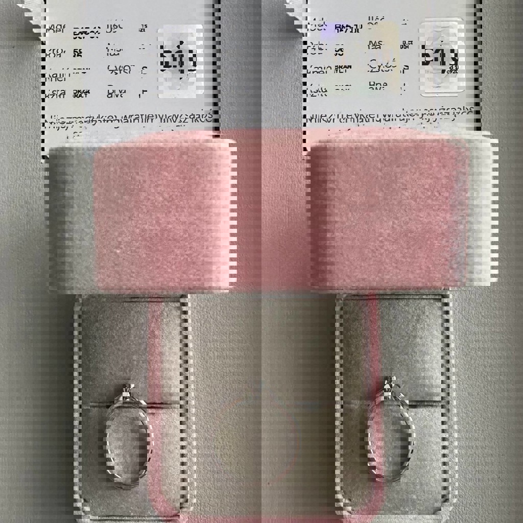 Кольцо с бриллиантом