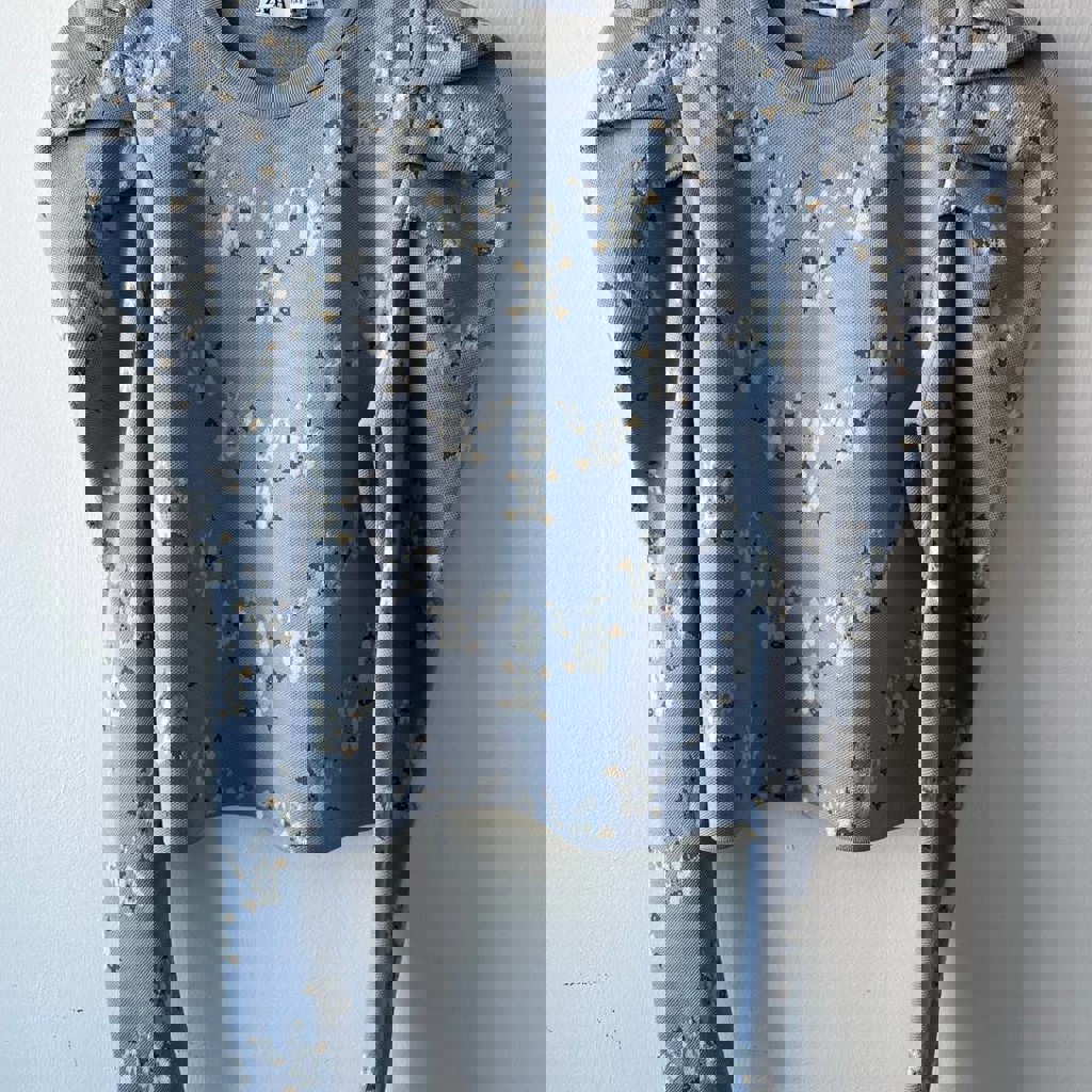 Красивая голубая блузка