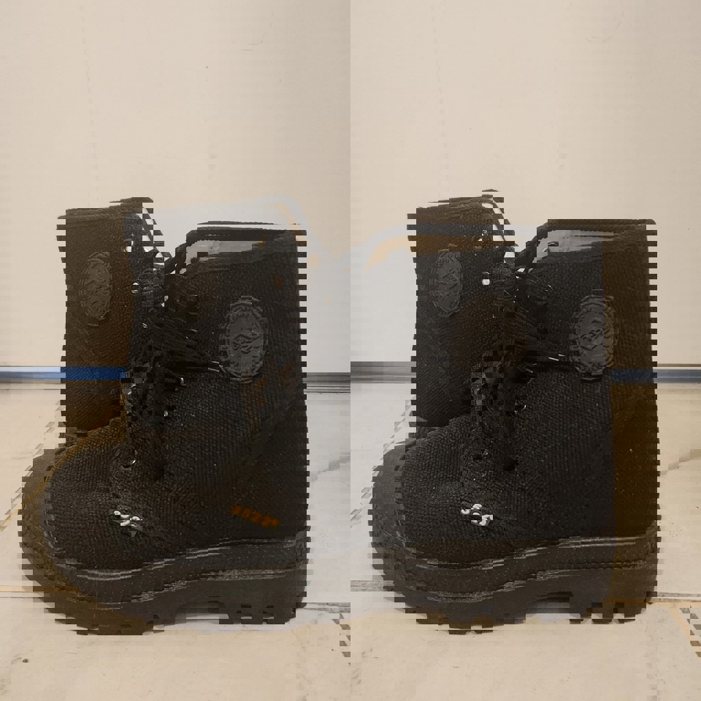 Высокие чёрные кеды