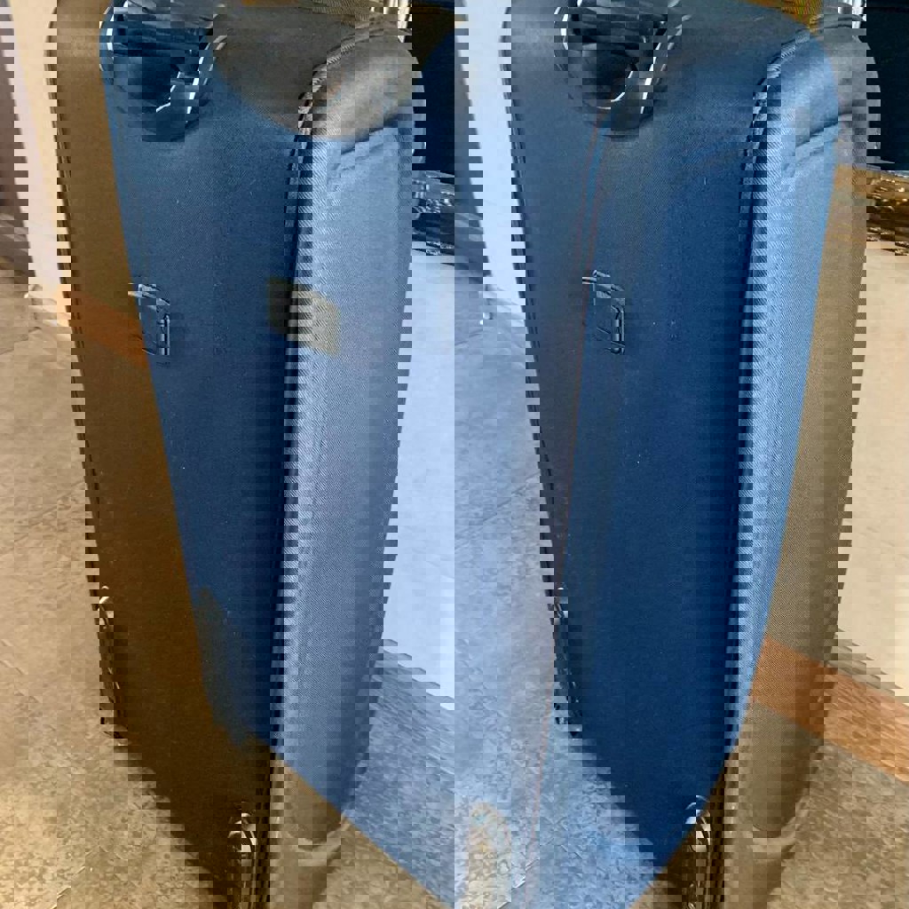 Большой чемодан с кодовым замком