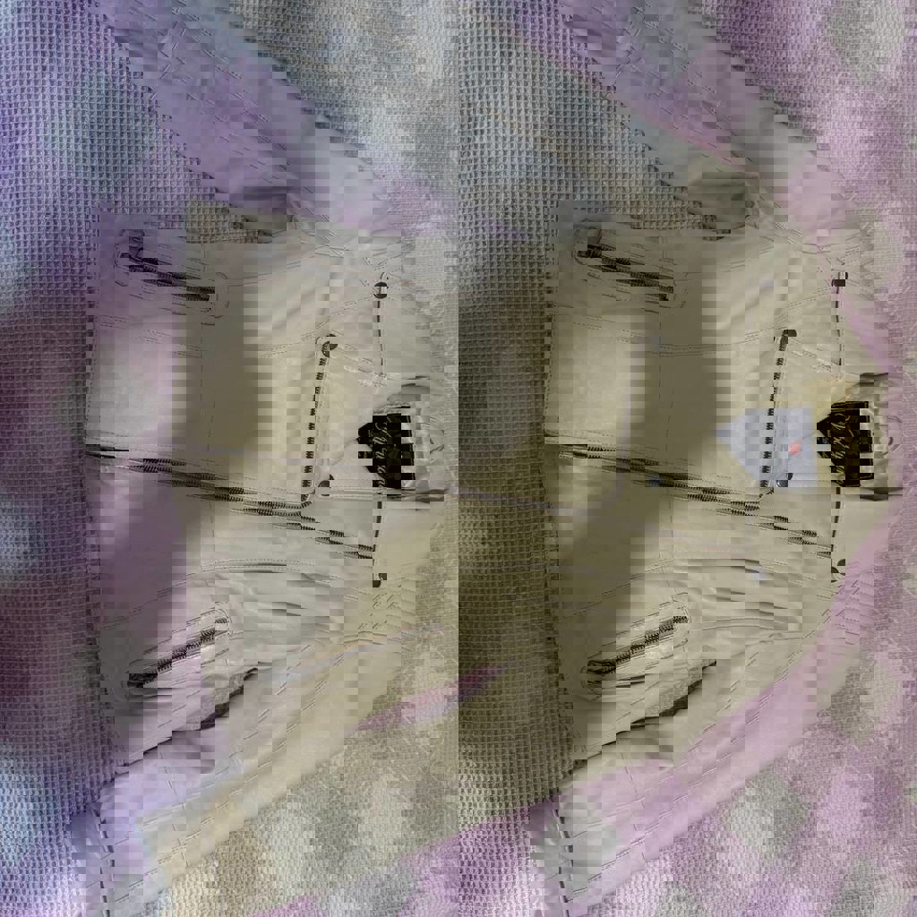 Светлая кожаная куртка