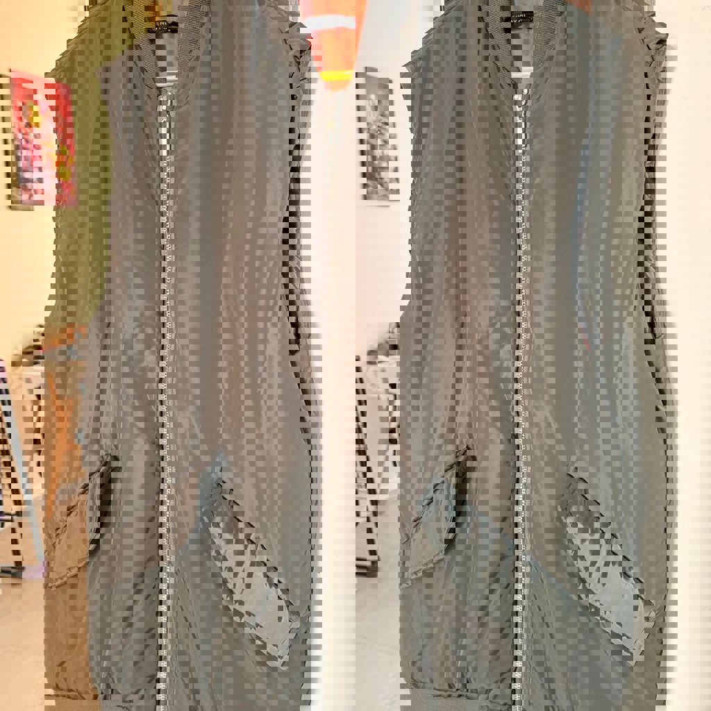 Жилет болотного цвета