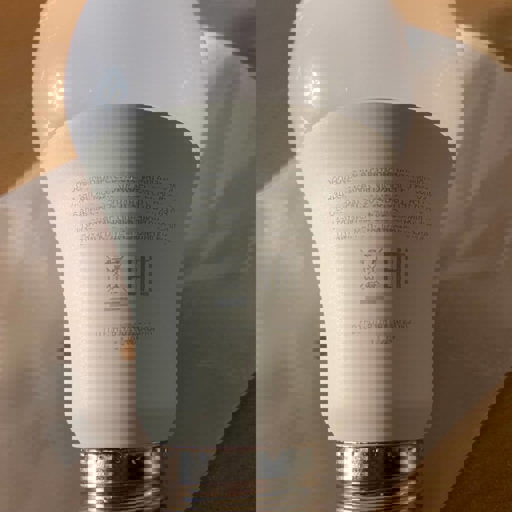 Умная лампочка Яндекс