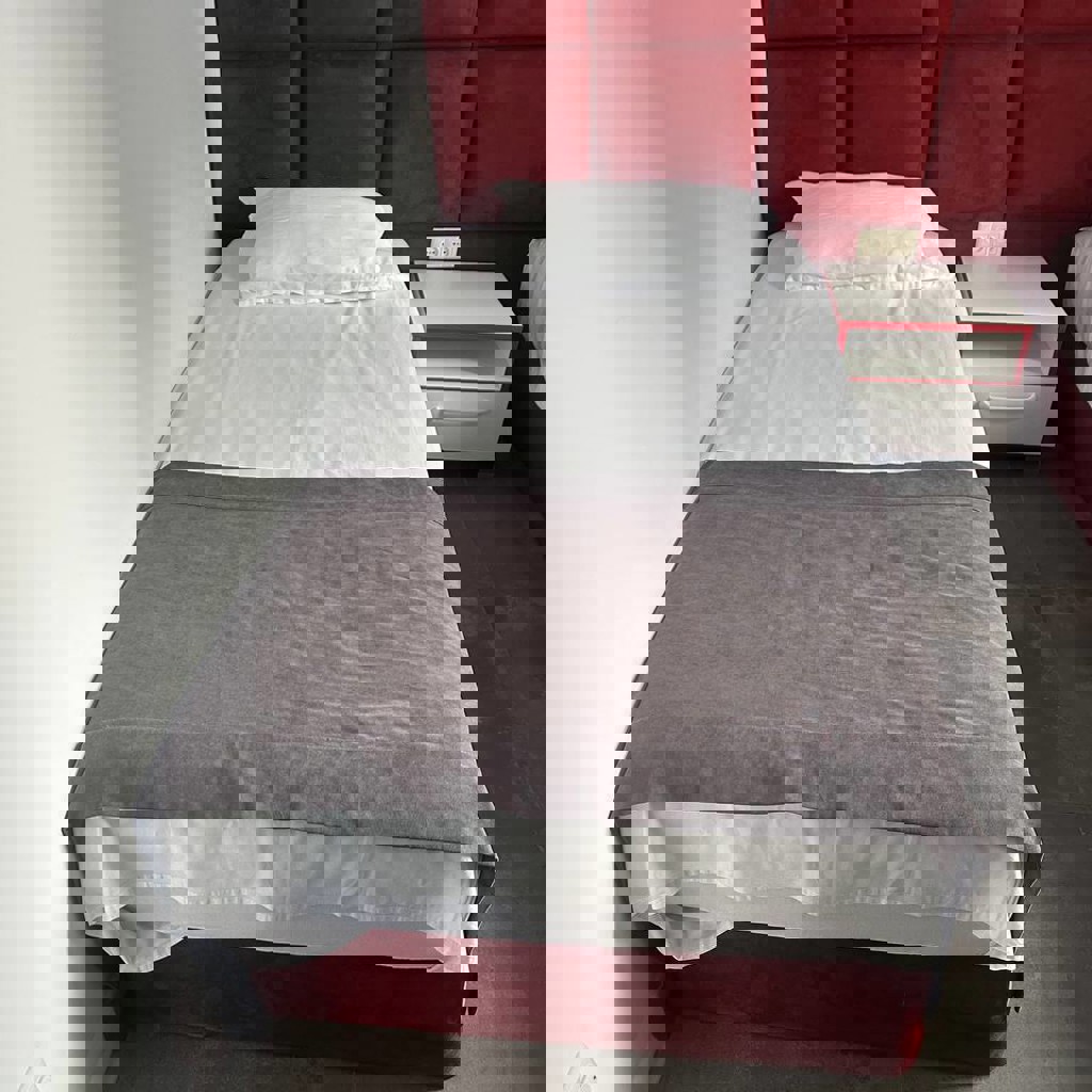 Кровать с матрасом