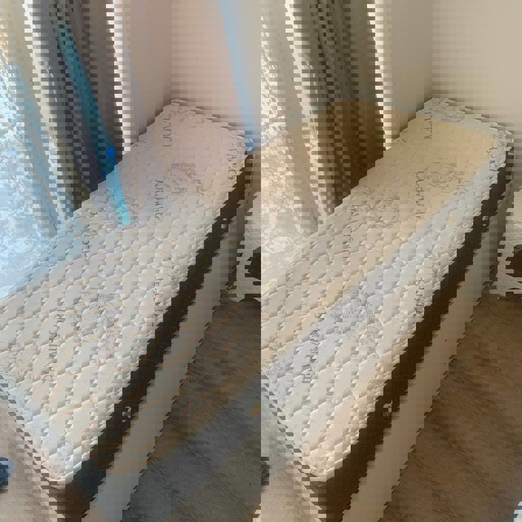 Кровать с матрасом