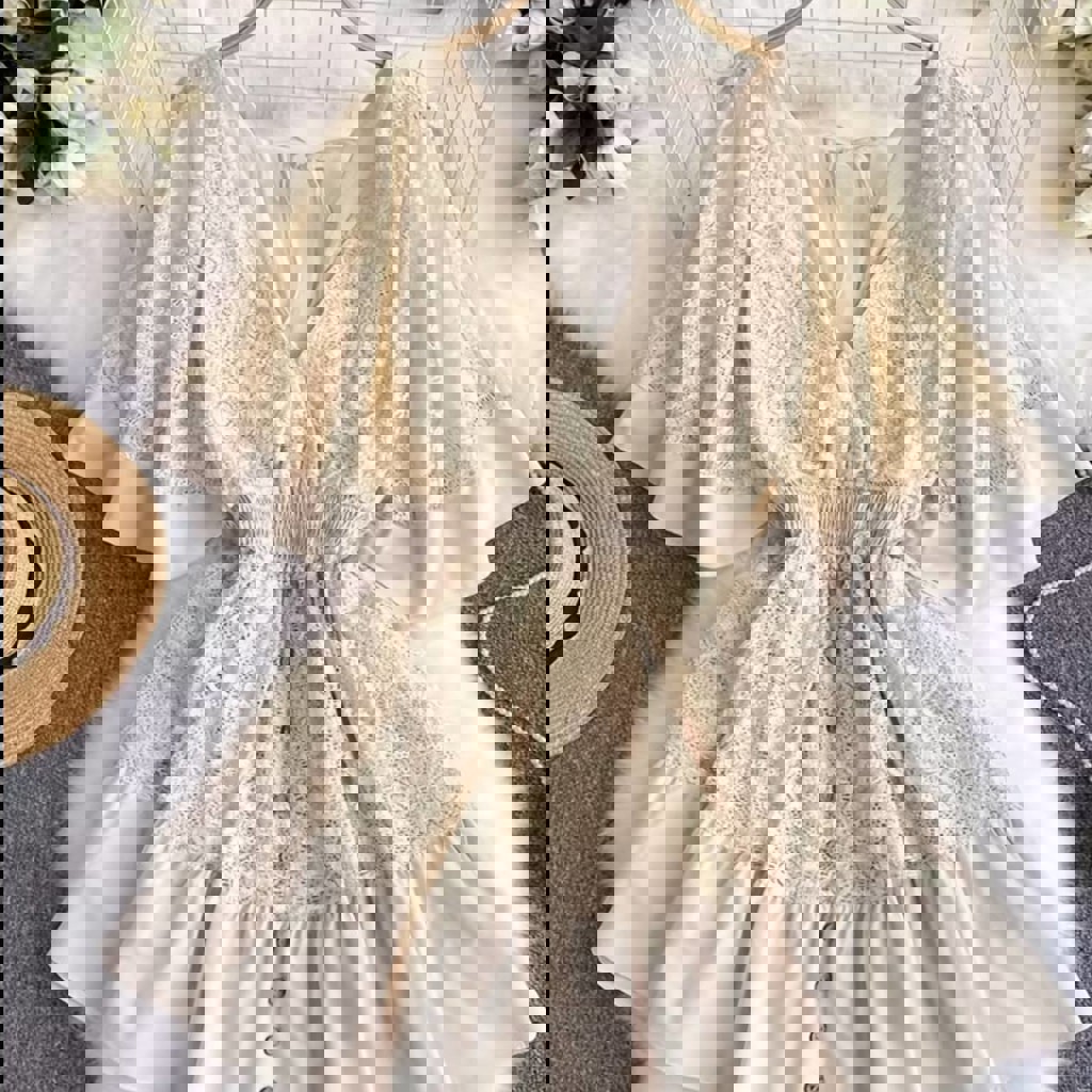 Белый комбинезон в цветочек