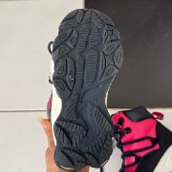 Куртки и ботинки - фото 1