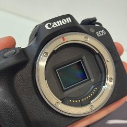 Камера Canon R50 - фото 1