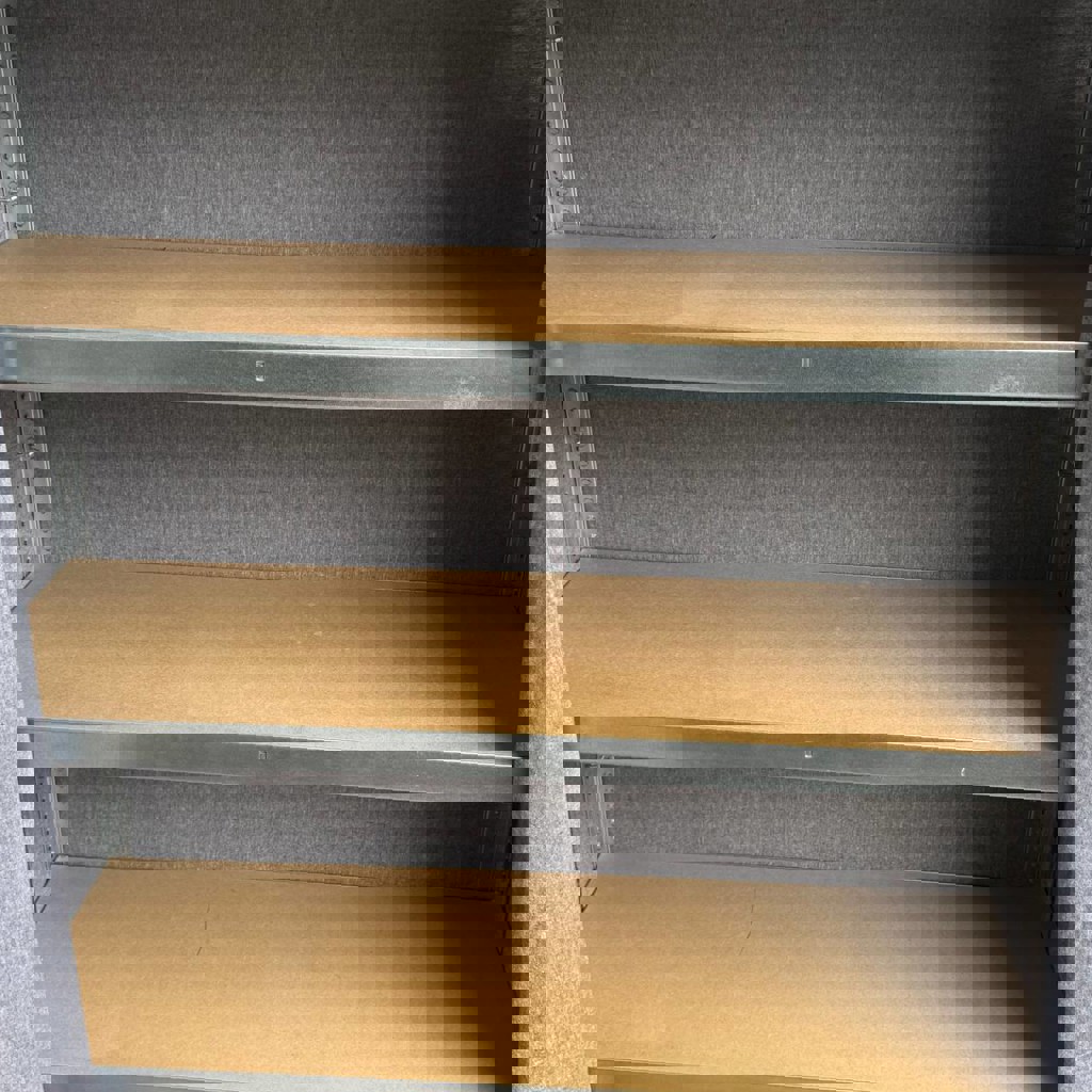 Металлический стеллаж с полками