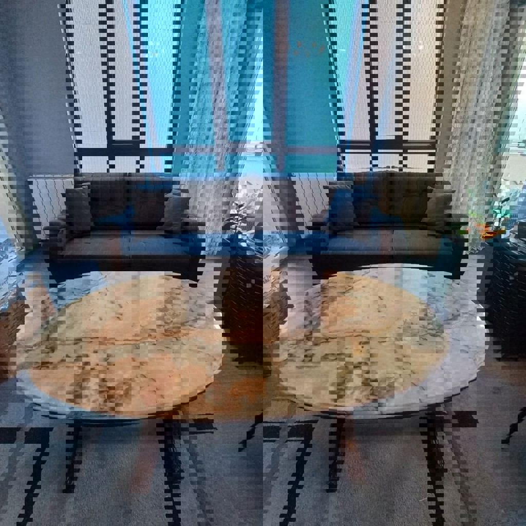 Кофейный столик из натурального дерева с мраморной столешницей