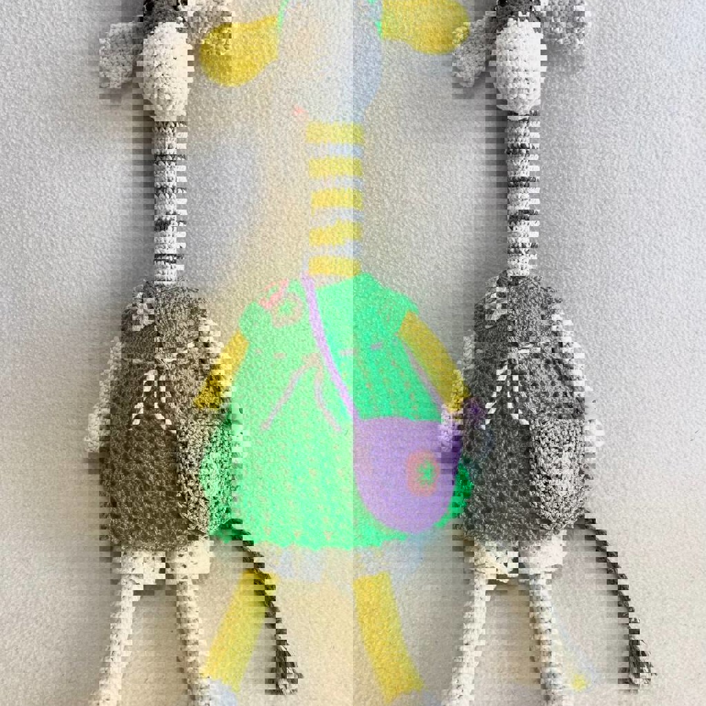 Жирафик с одеждой и сумочкой