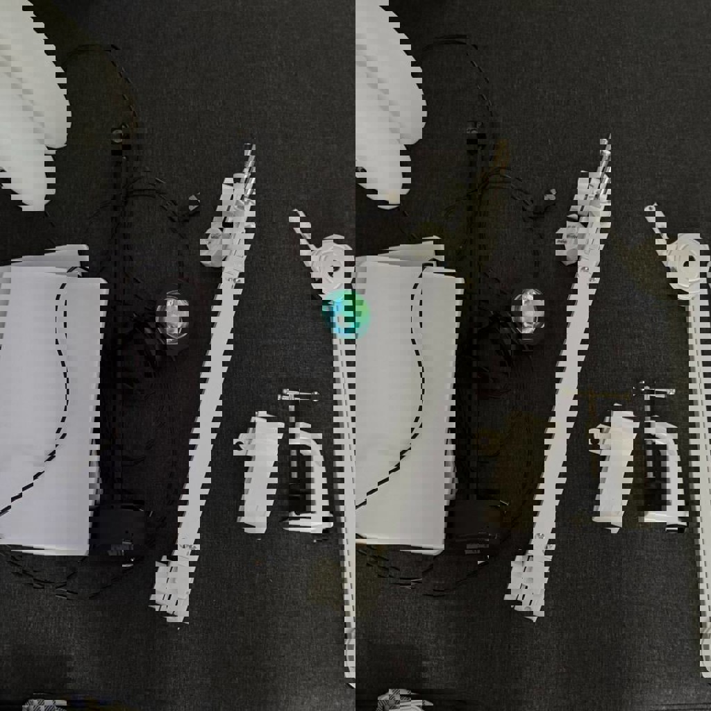 Белые кронштейны для микрофона/пантографы