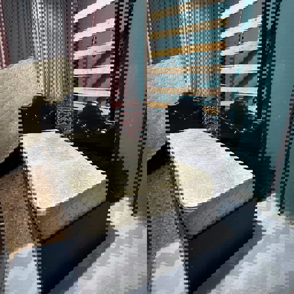 Кровать с матрасом