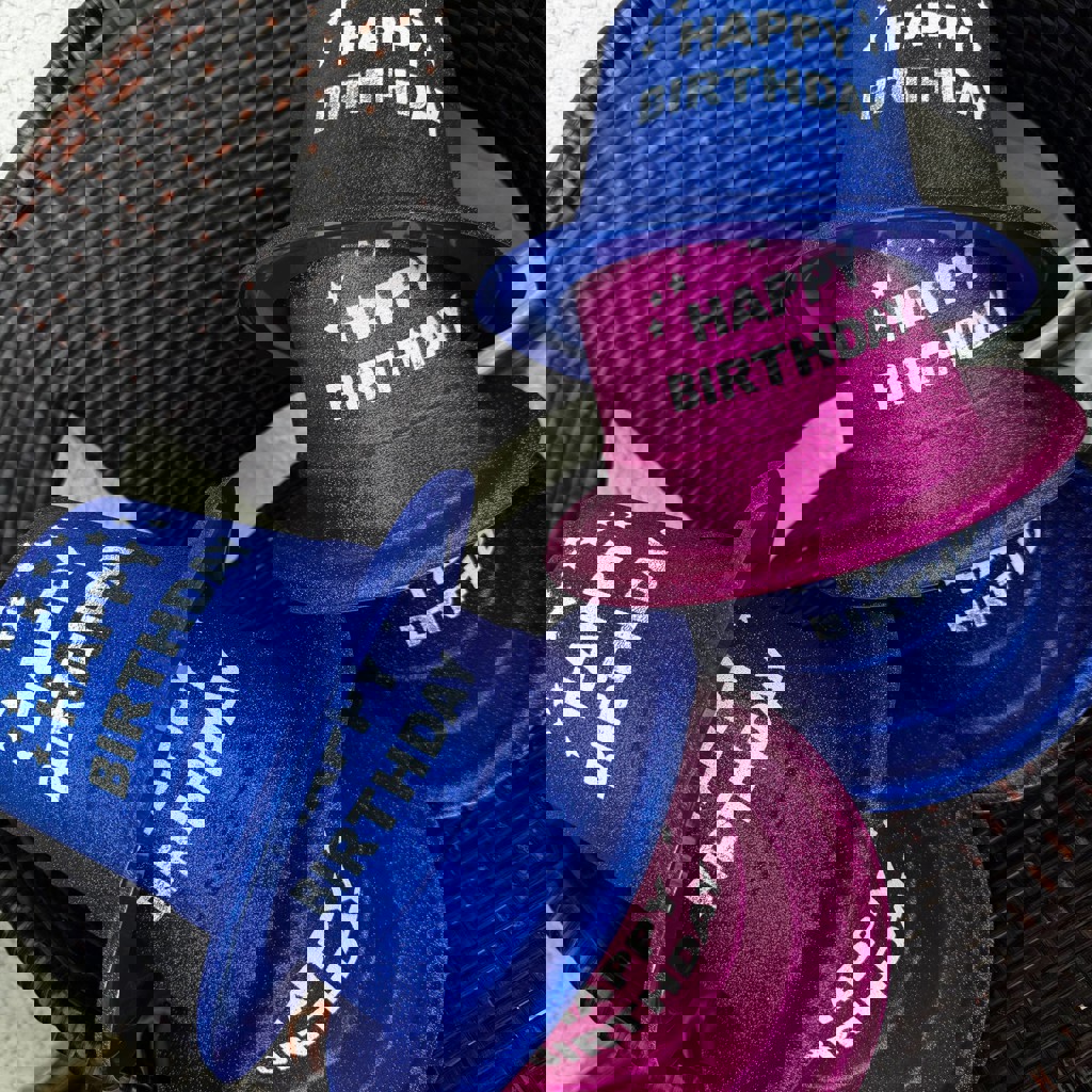 Блестящие пластиковые шляпы