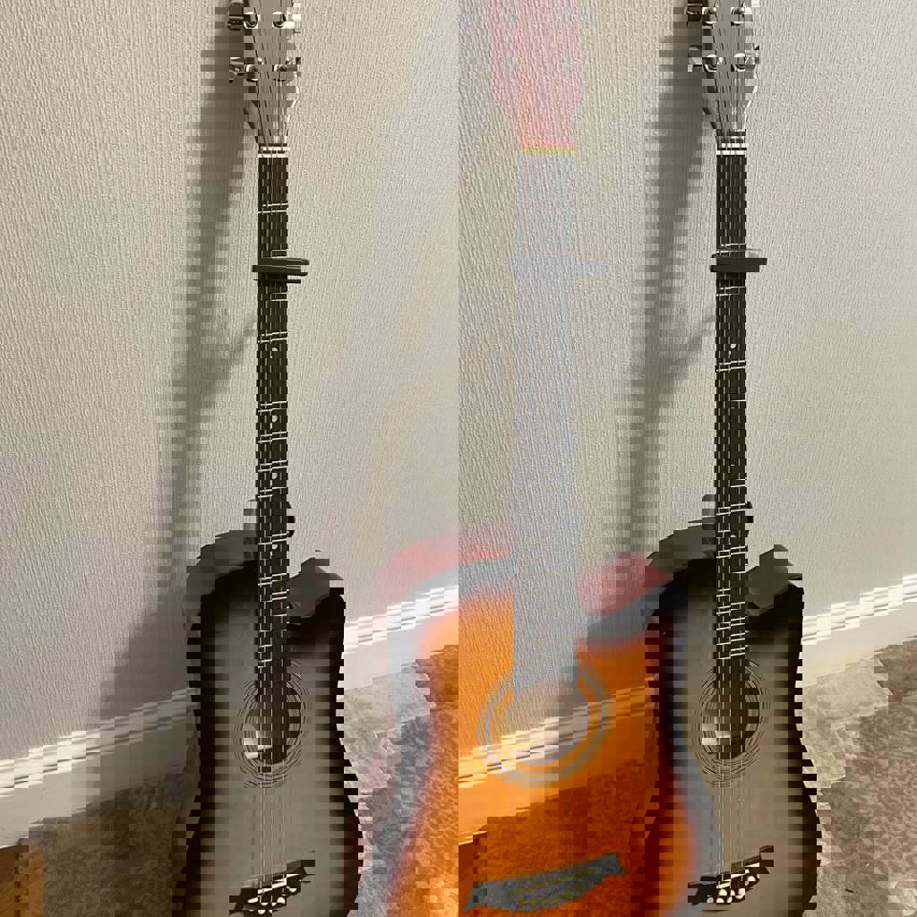 Гитара с чехлом и каподастром