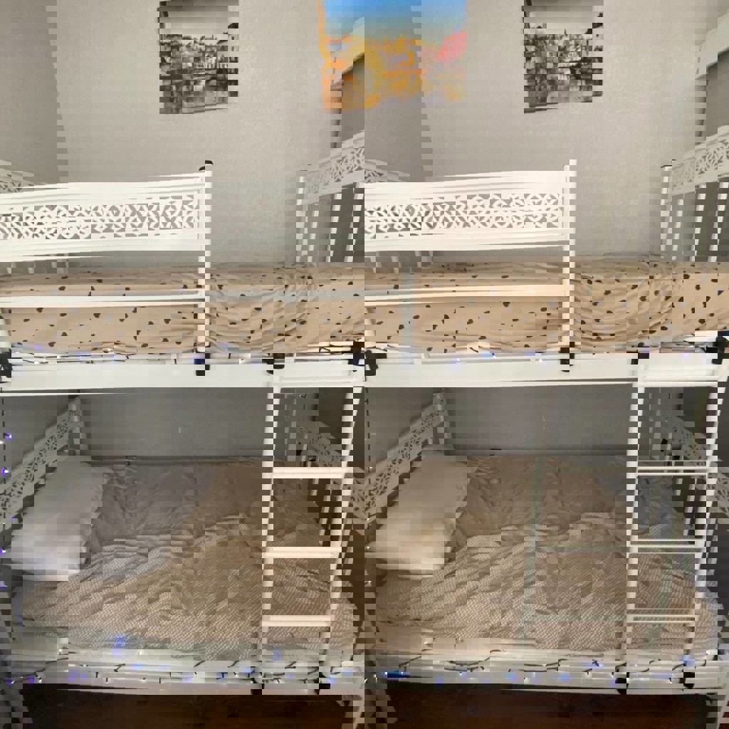 Двухъярусная кровать с матрасами