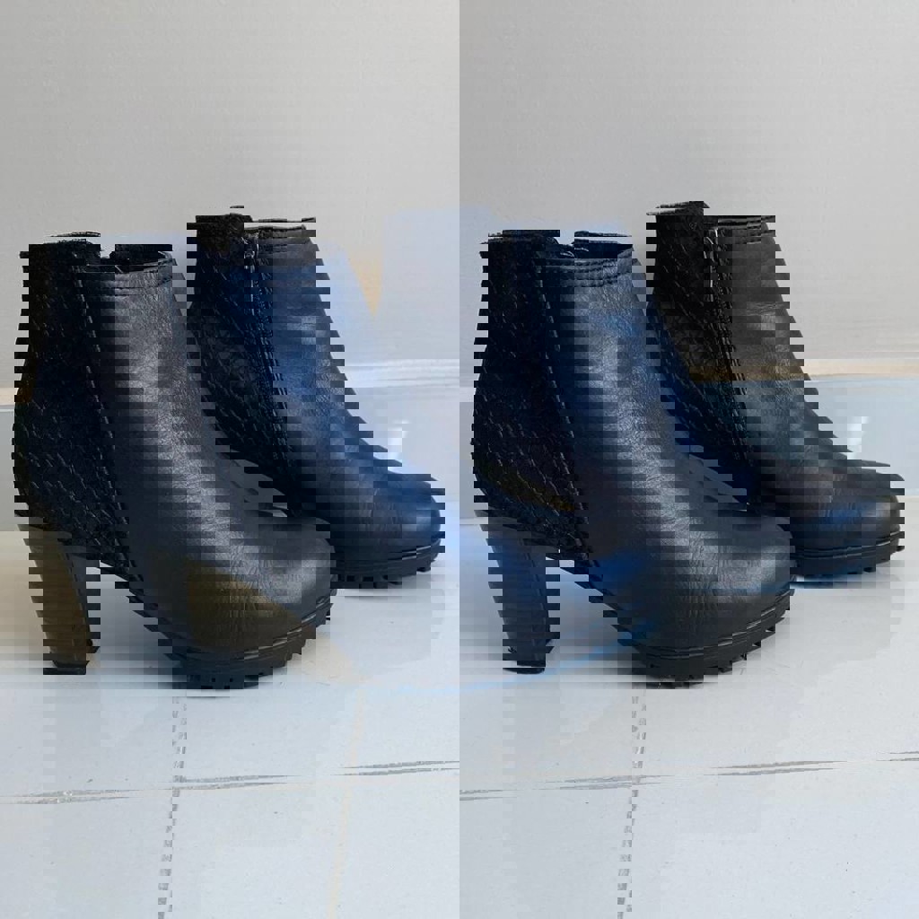 Женские ботинки осенние на каблуке Caprice