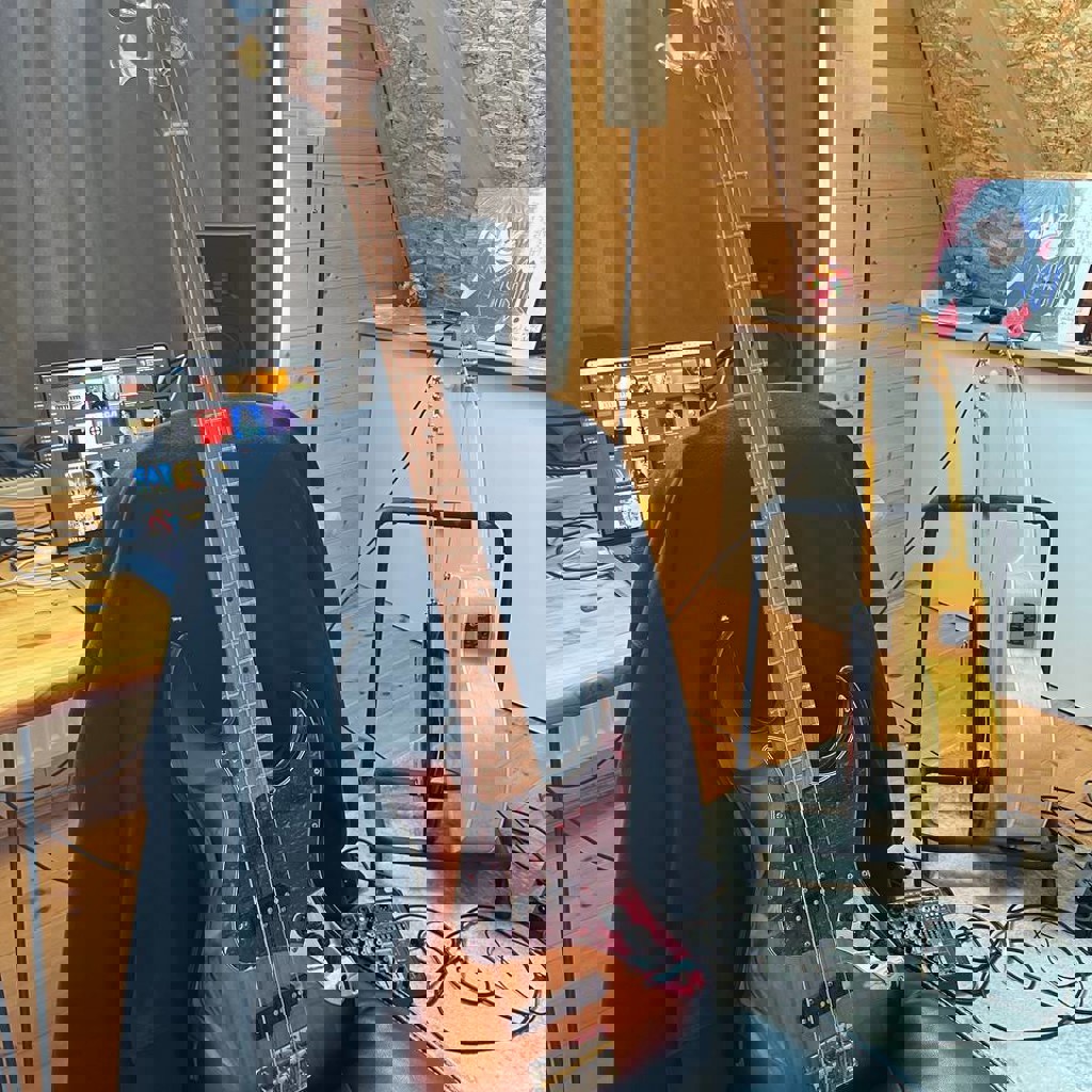 Бас-гитара с процессором