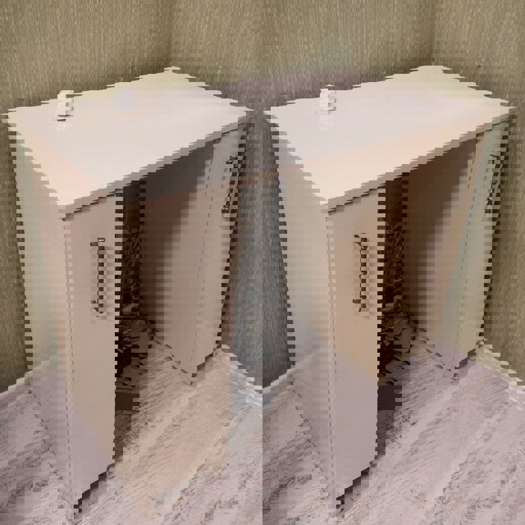 Стол с выдвижными ящиками