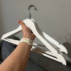 Белые деревянные вешалки - фото 1