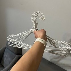 Белые деревянные вешалки - фото 4