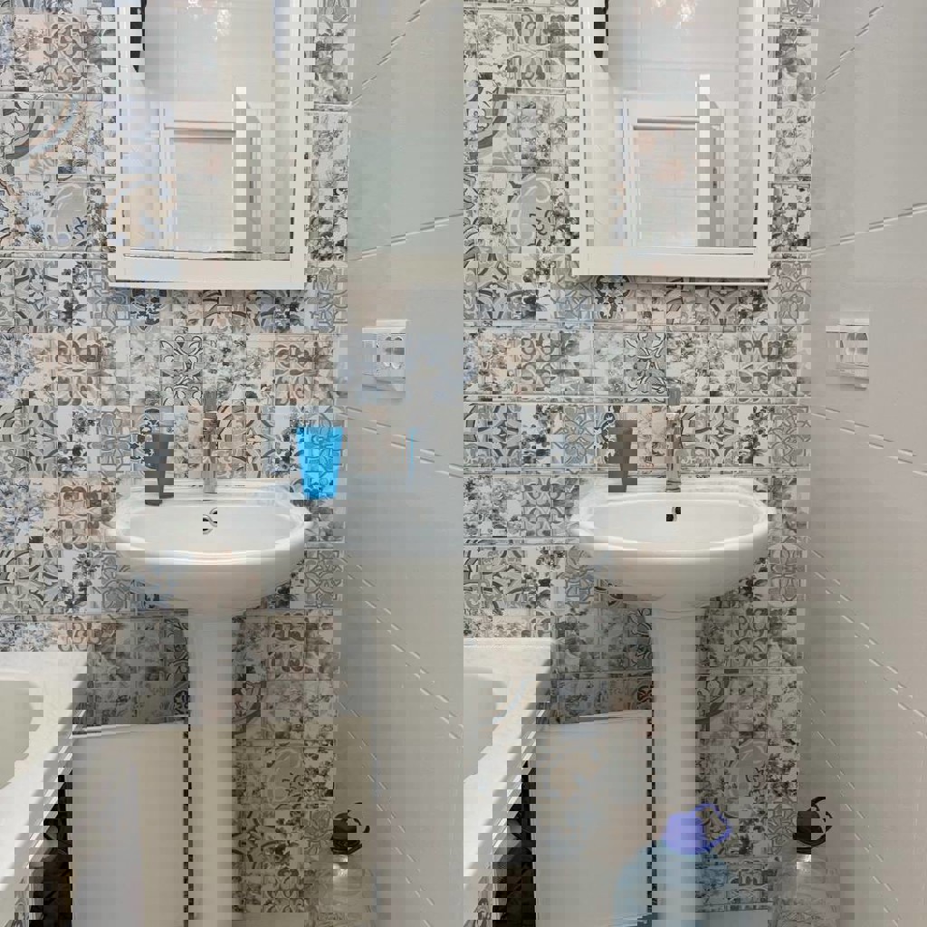 Умывальник с сантехникой и зеркалом