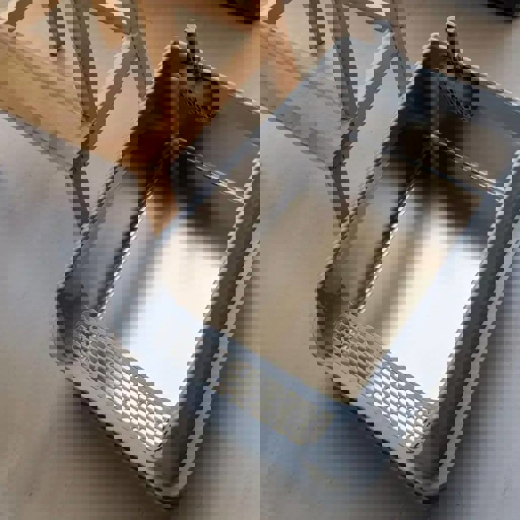 Лоток из нержавеющей стали