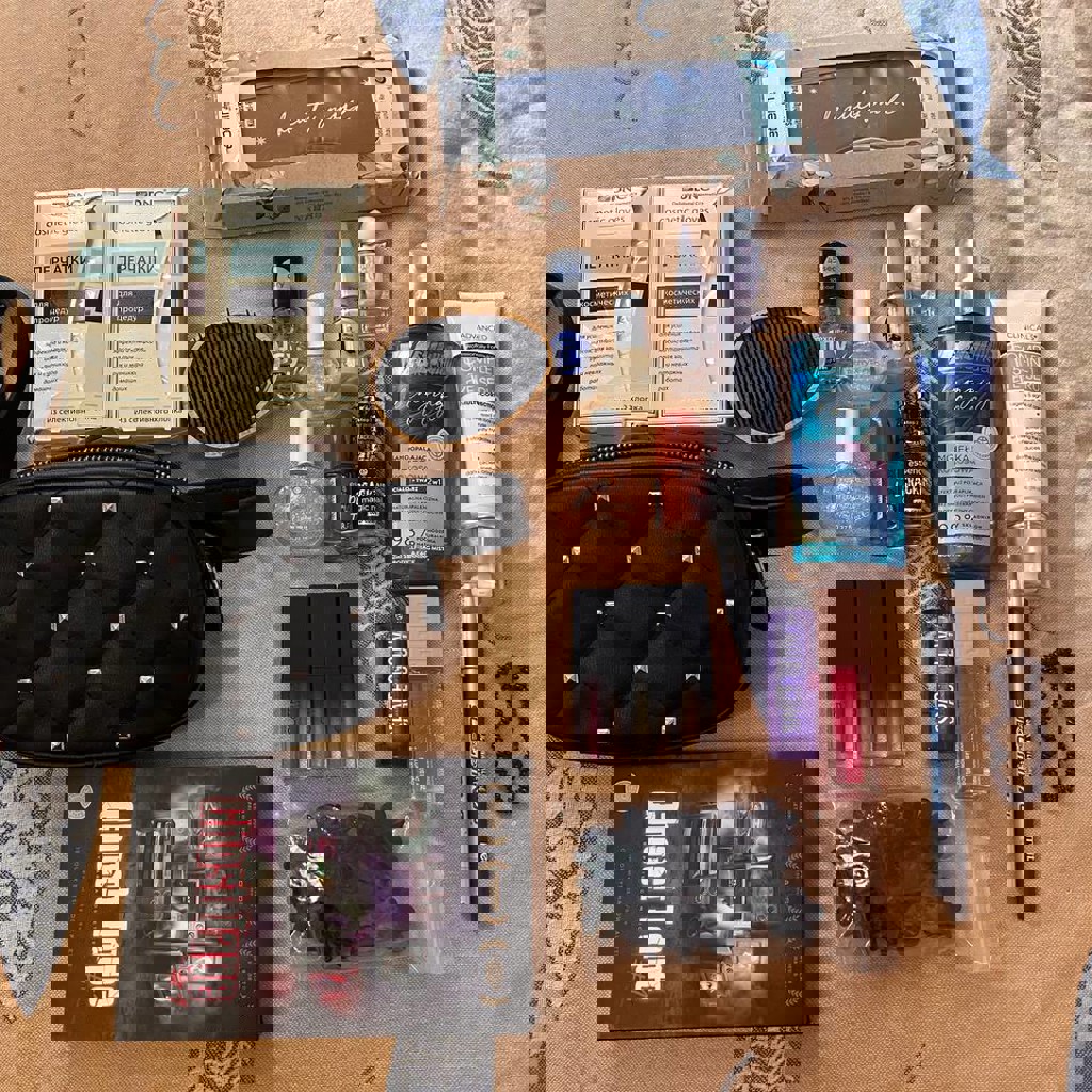 Набор косметики и аксессуаров