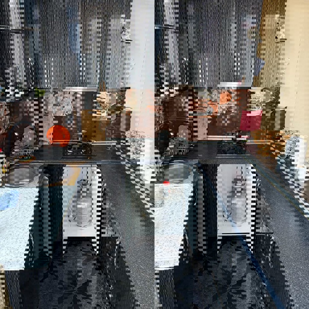 Кухня с газовой плитой и вытяжкой