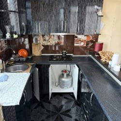 Кухня с газовой плитой и вытяжкой - фото 1