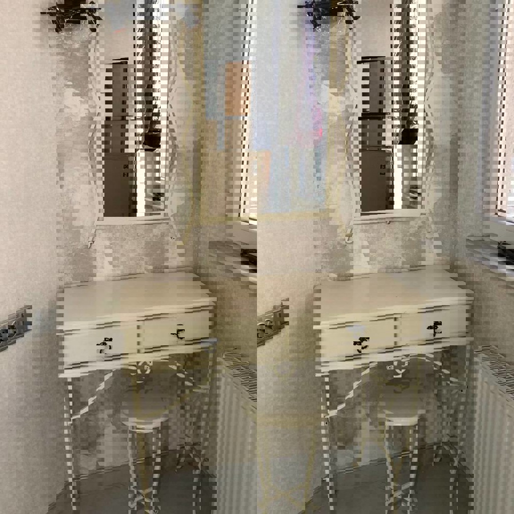 Туалетный стол с зеркалом