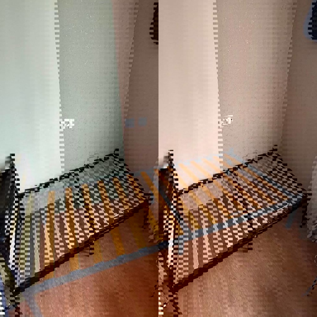 Односпальная кровать с матрасом