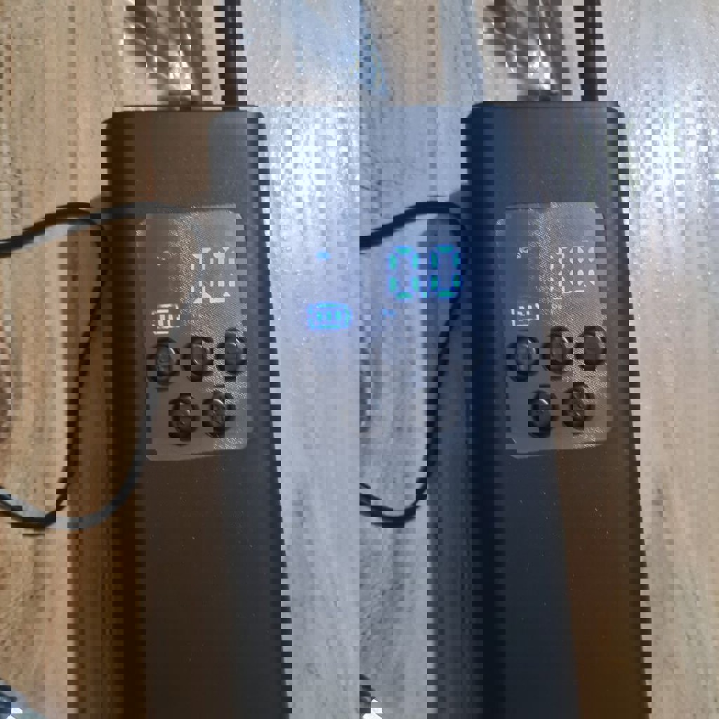 Аккумуляторный насос для подкачки шин