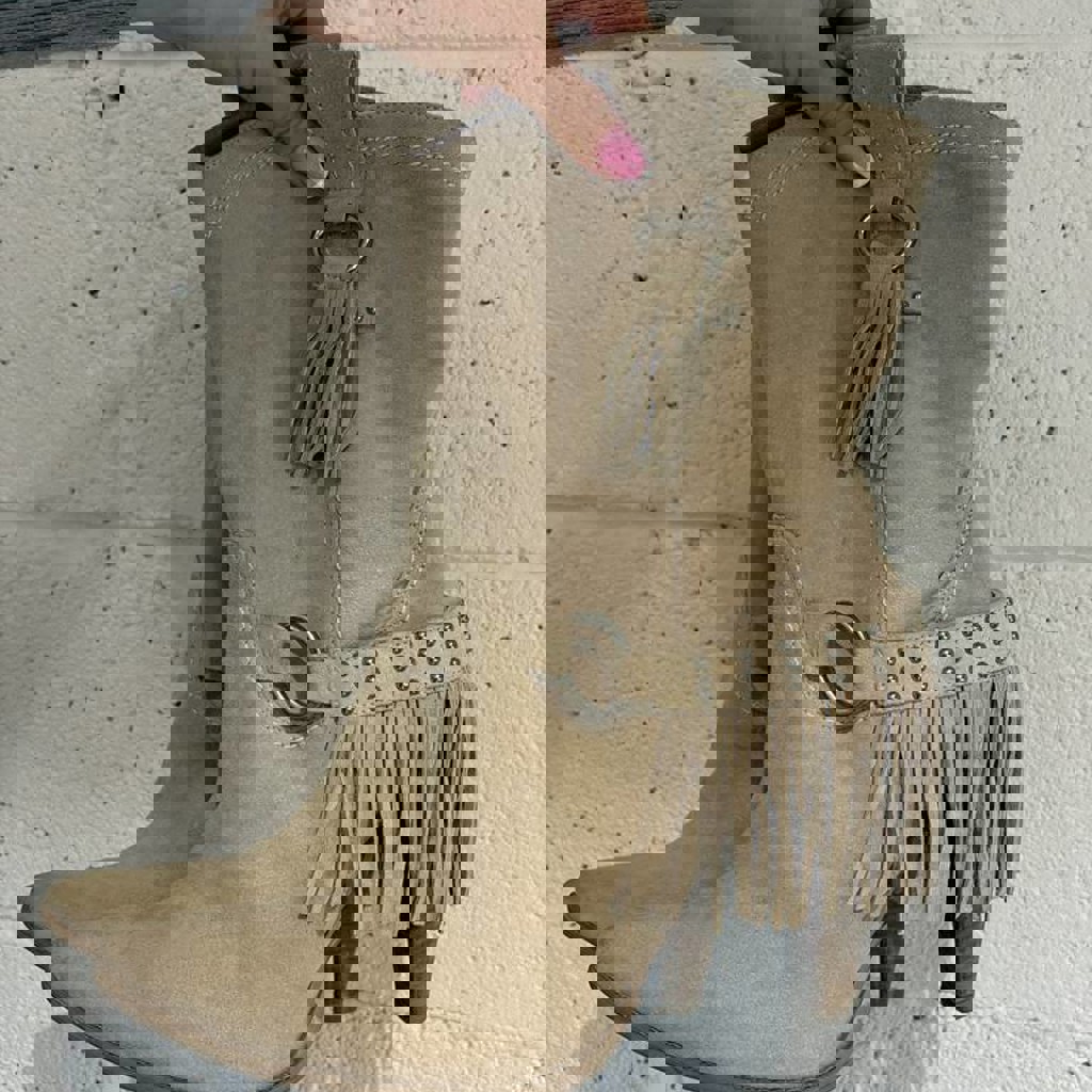 Замшевые сапоги в ковбойском стиле