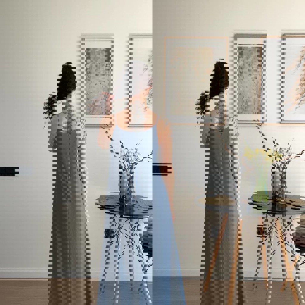 Коричневое платье с золотыми лепестками