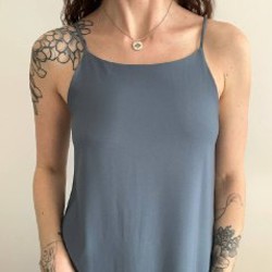 Коричневое платье с золотыми лепестками - фото 3