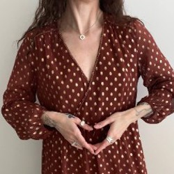 Коричневое платье с золотыми лепестками - фото 7