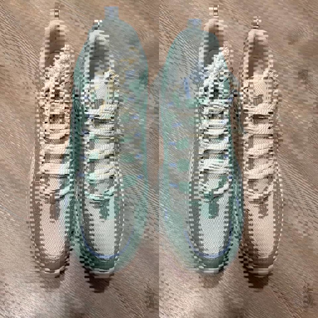 Новые кроссовки