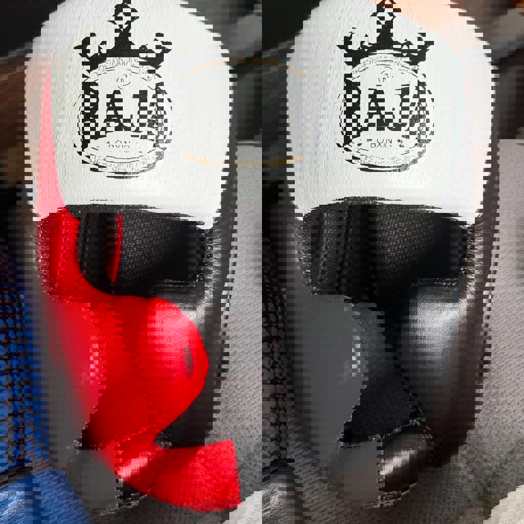 Боксерские перчатки и шлем