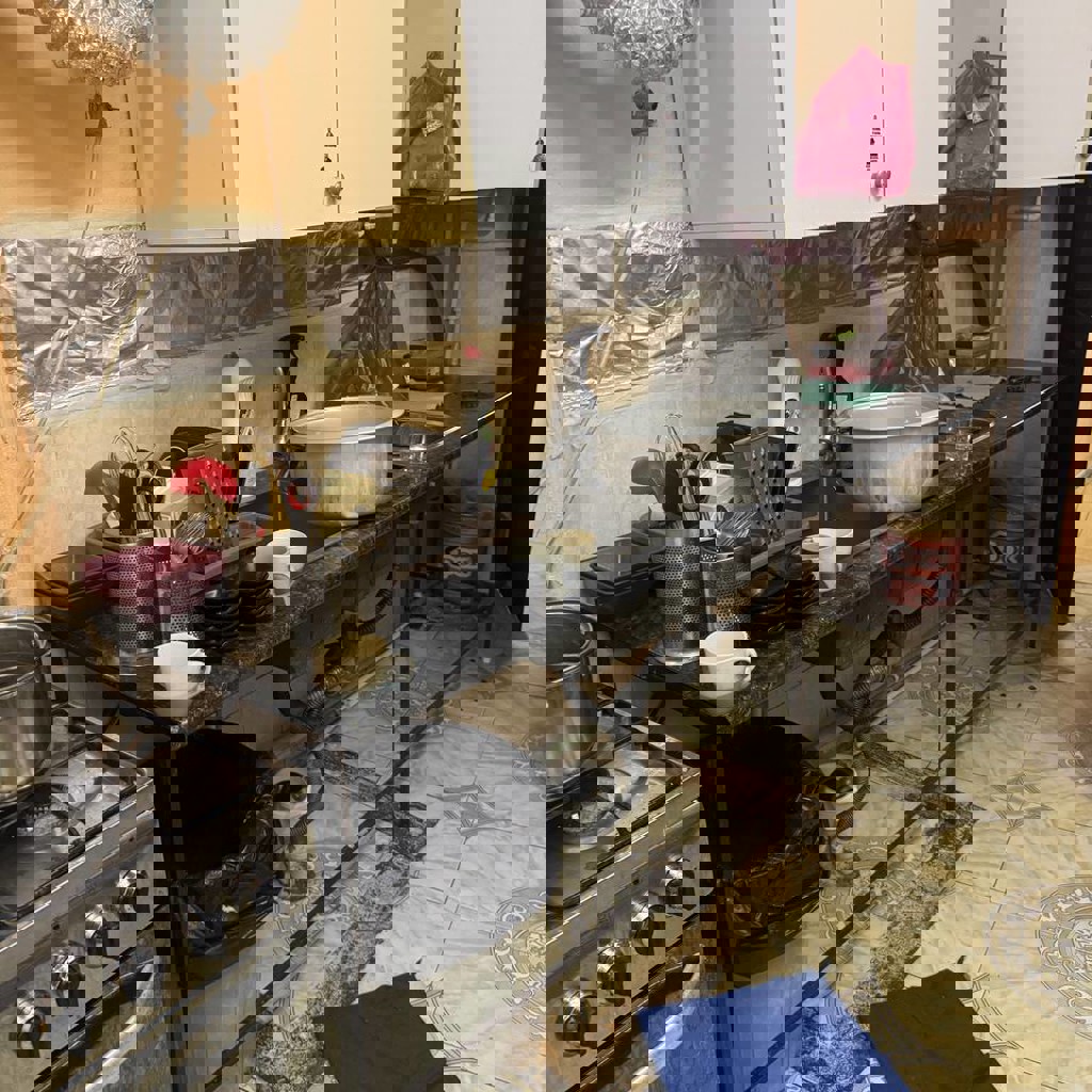 Столешница с тремя мокрыми точками