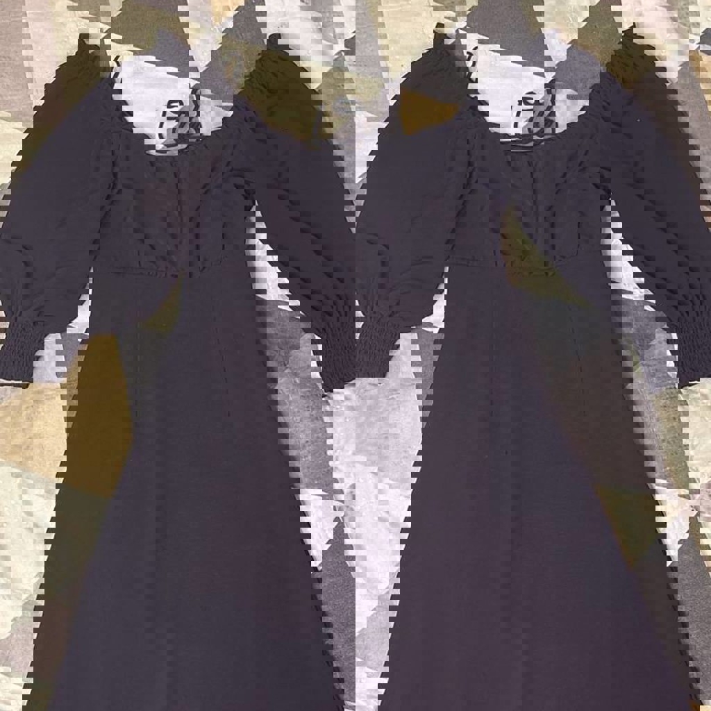 Черное платье с открытой спиной