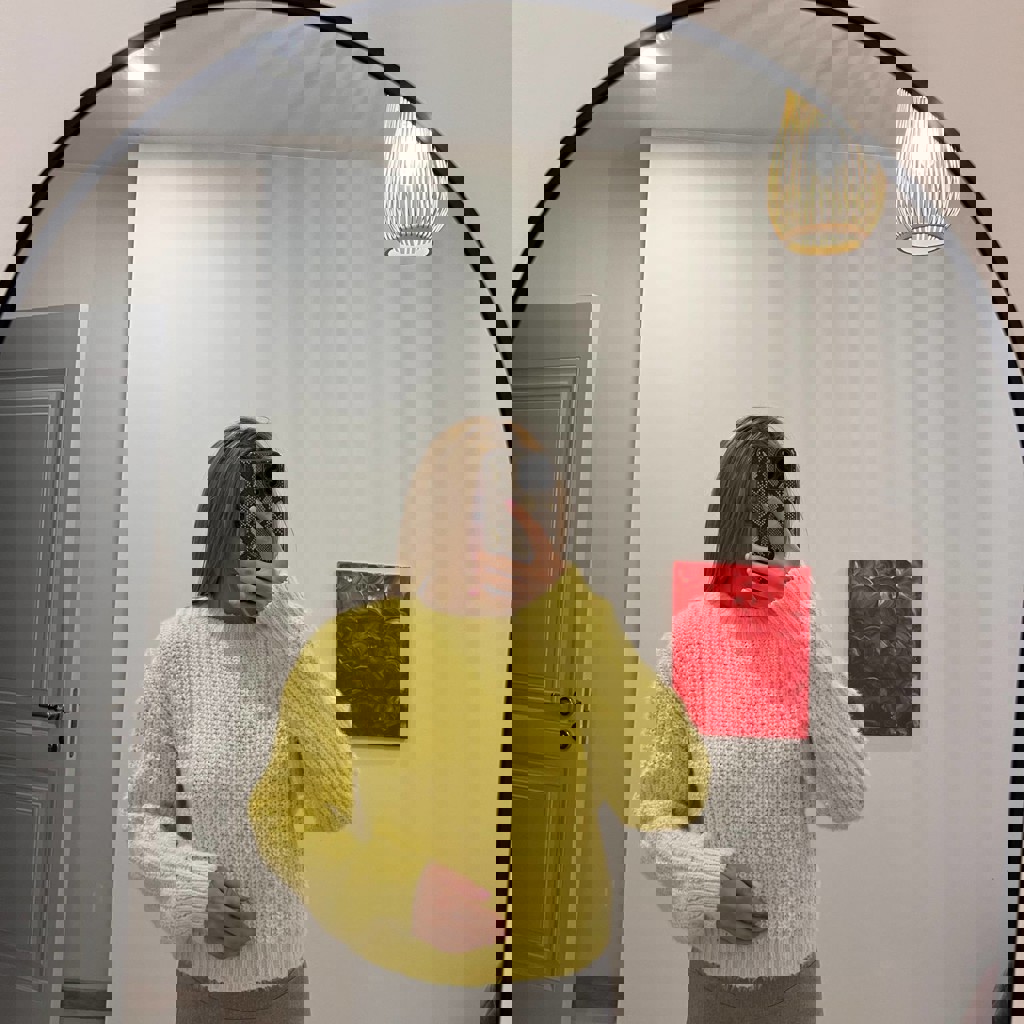 Жёлтый свитер