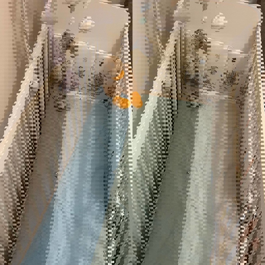 Детская кроватка на колесиках