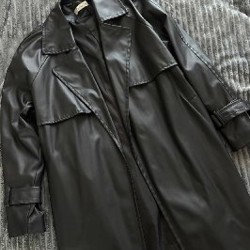 Длинный кожаный плащ с поясом - фото 3