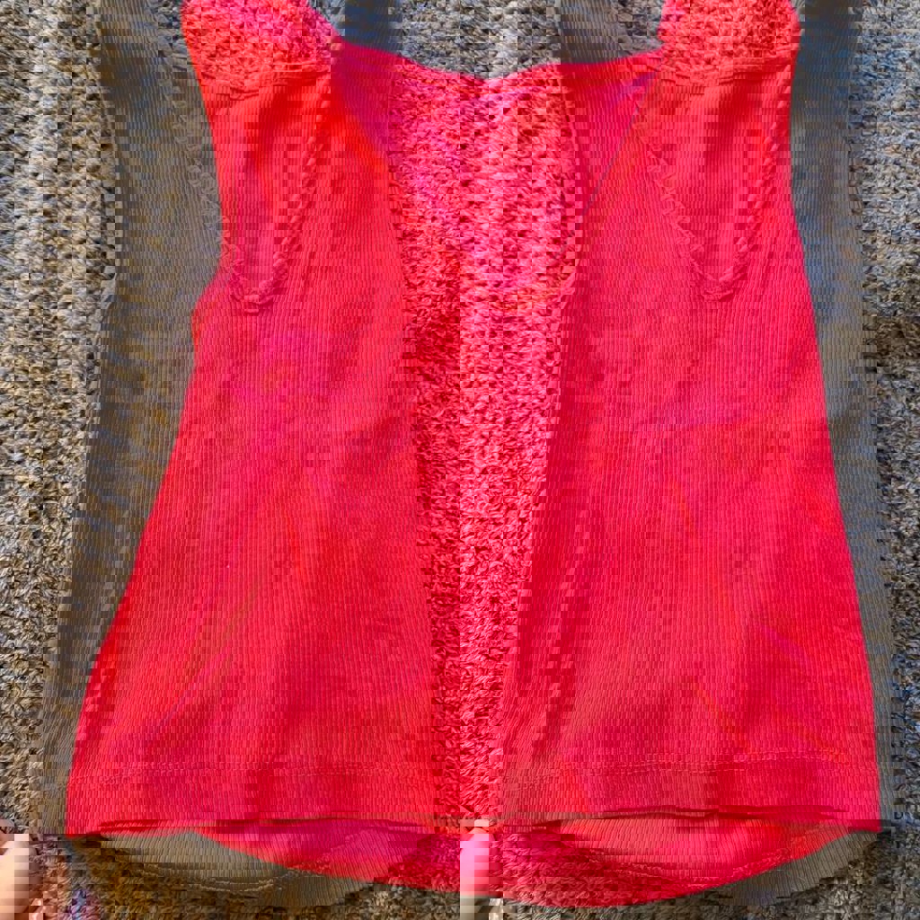 Ярко розовый топик